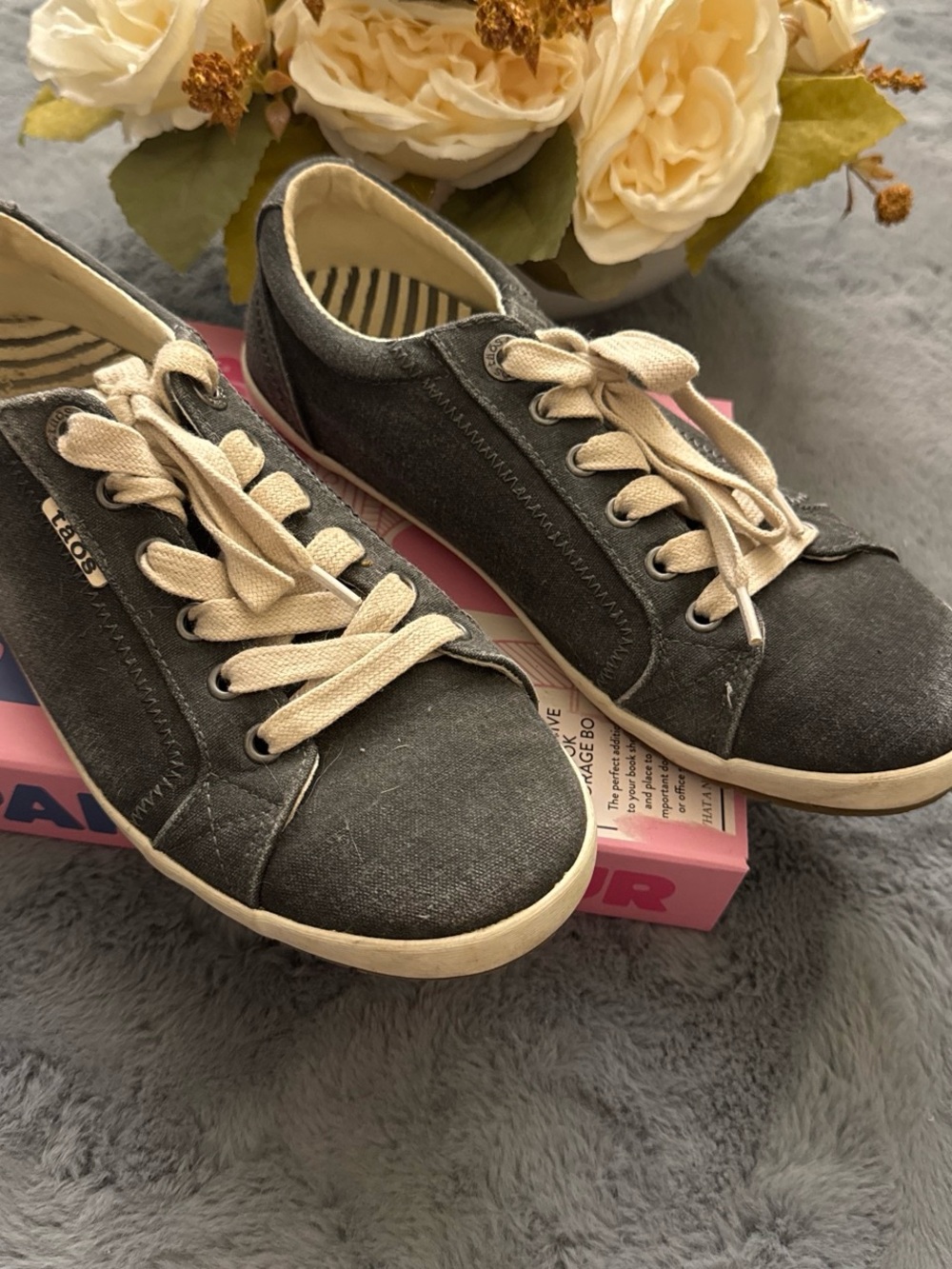 Taos Footwear Women's Dark Gray Canvas Sneakers with Cream Laces